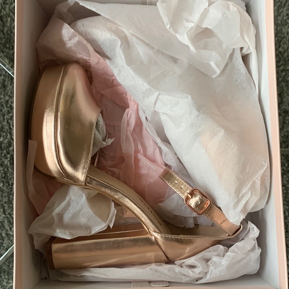 NIB New Britte Rosegold Platform Pumps, 8.5 - Picture 6 of 6